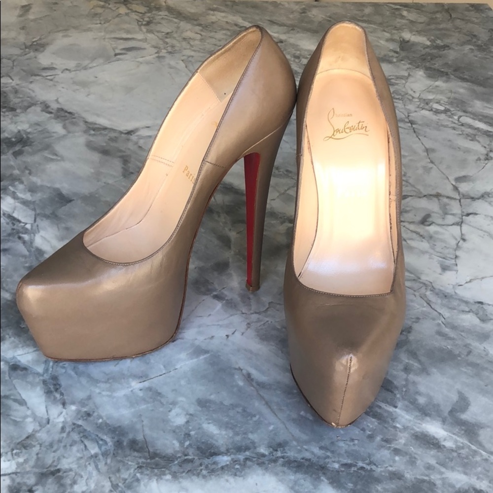 Christian Louboutin Mocha Leather Daffodile pumps! - Picture 2 of 8